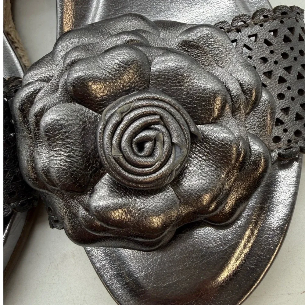 Taryn Rose Henriette Gunmetal Silver Leather Rosette Espadrille Wedge Sandals 7B